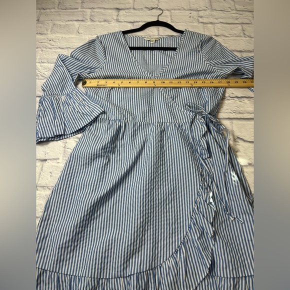 Preppy American Eagle Outfitters Blue and White Seersucker Wrap Dress. Academia - Picture 7 of 11